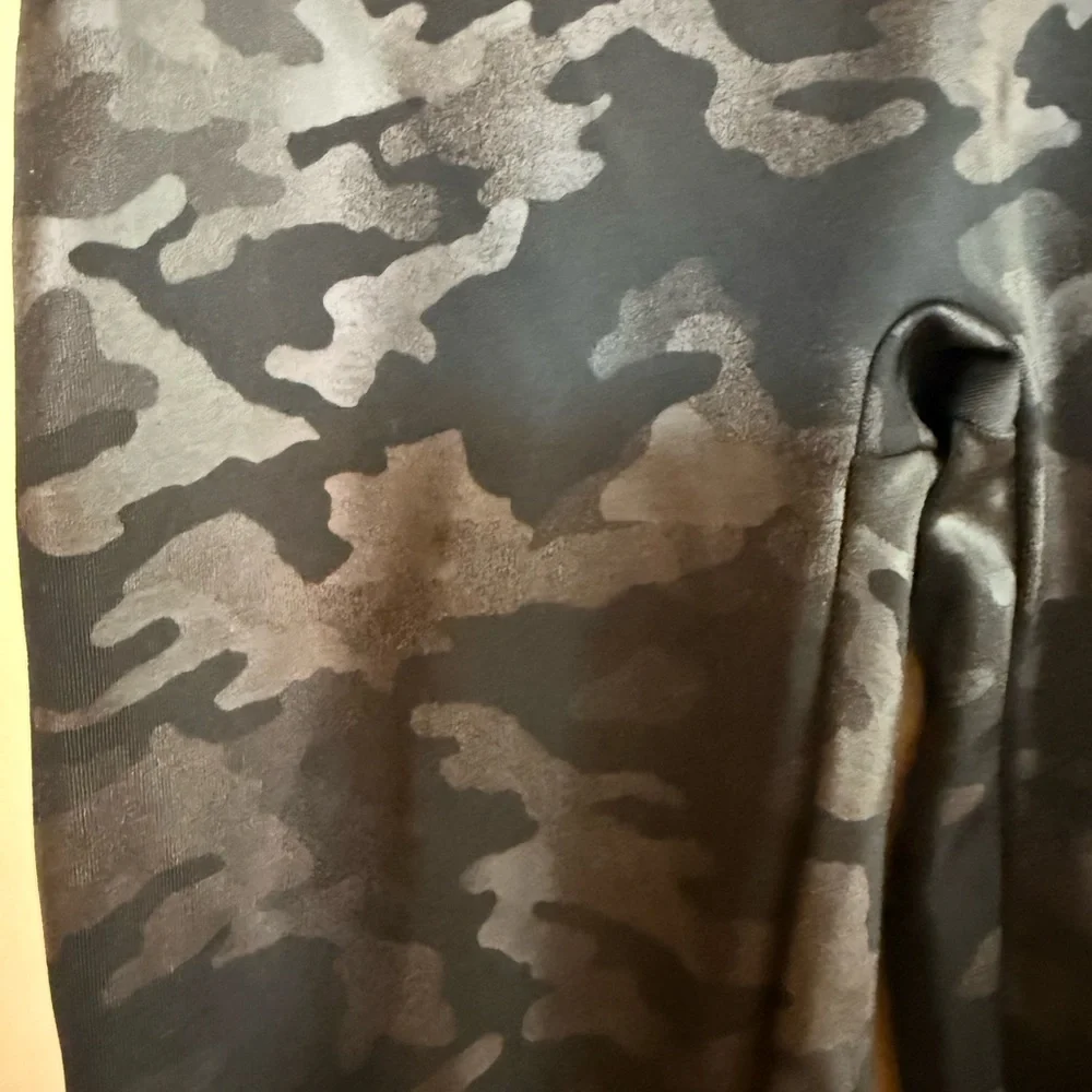 SPANX Dark Gray Black Camo Faux Leggings XS NWT
